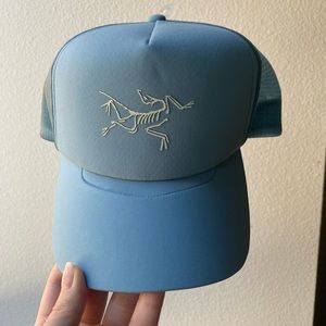 Arc’teryx trucker hat sky blue